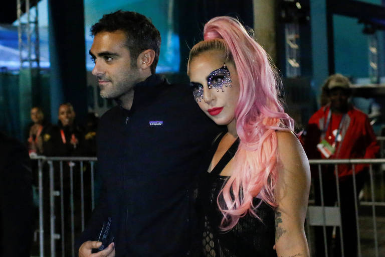 Lady Gaga é flagrada aos beijos com empresário momentos antes do Super Bowl