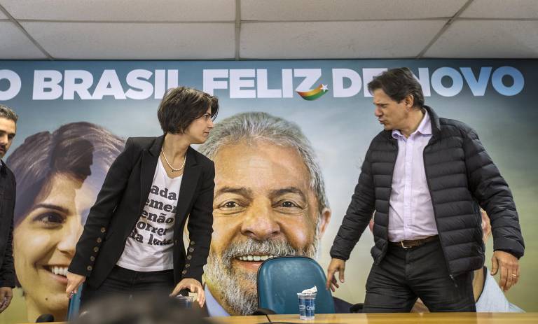 Manuela D'Avila (PC do B), e o ex-prefeito Fernando Haddad (PT), na primeira entrevista coletiva como candidatos à Presidência da República, em 2018