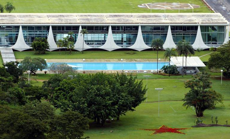 Um canteiro de sálvias de quatro metros de diâmetro em forma de estrela, símbolo do PT, ornamenta o jardim do Palácio da Alvorada, em Brasília. O fato provocou reações contrárias de entidades ligadas à preservação do patrimônio da cidade e de senadores da oposição