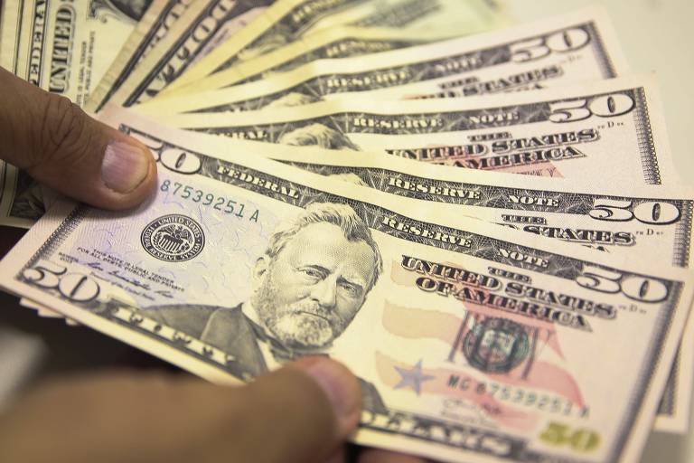 Dólar sobe e fecha acima de R$ 5,90 pela 1ª vez
