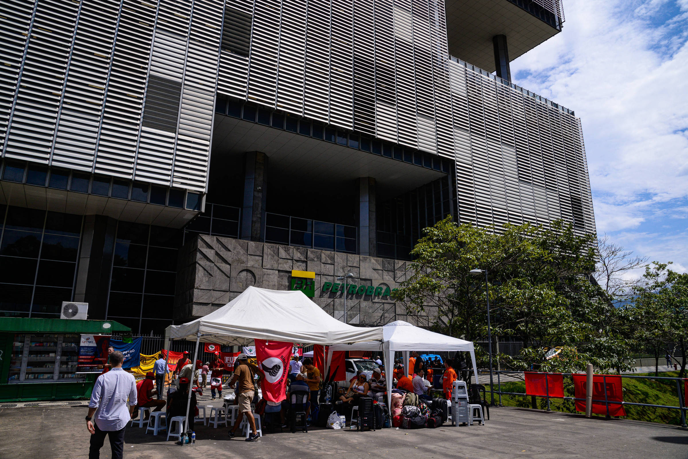 Petrobras já começou a descontar salários de grevistas, aponta documento