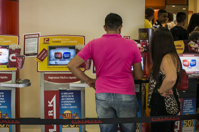 Espectadores compram ingresso em cinema em São Paulo