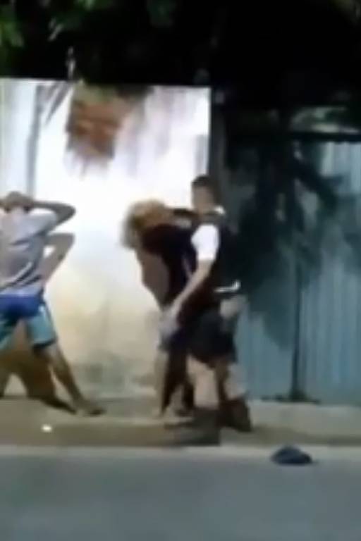 Policial agride jovem na periferia de Salvador (BA)