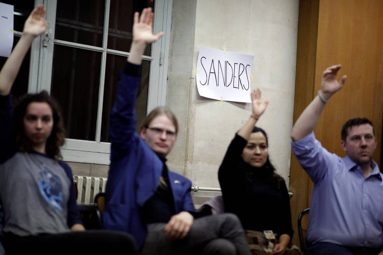 Eleitores escolhem seus candidatos durante um caucus satélite em Paris