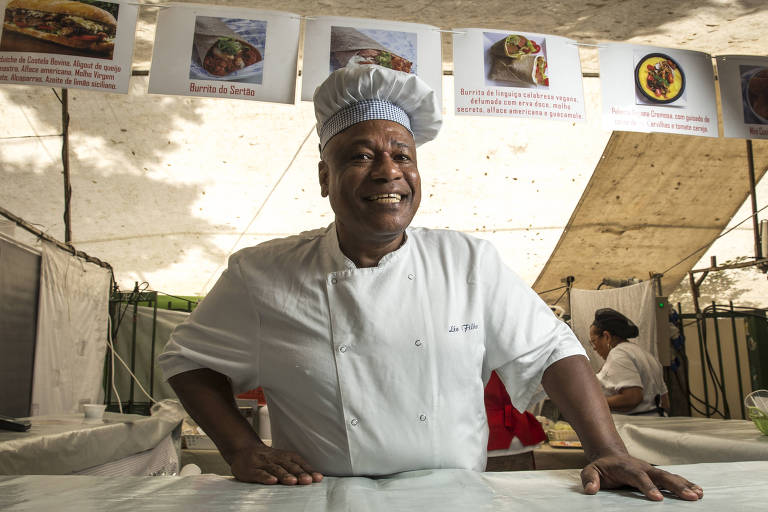 Chef Léo Filho cria barraca de sanduíche na praça Benedito Calixto, em Pinheiros