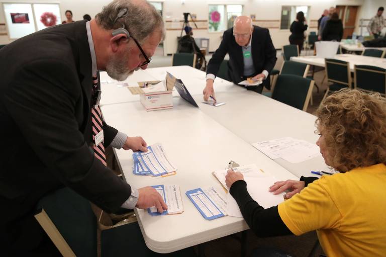 Contagem de votos em Caucus em West Des Moines, Iowa