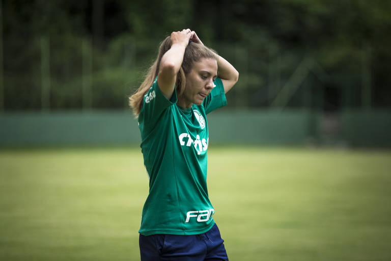Comunicando-se por Libras, Stefany Krebs recebe boas-vindas do Palmeiras -  Libras Online