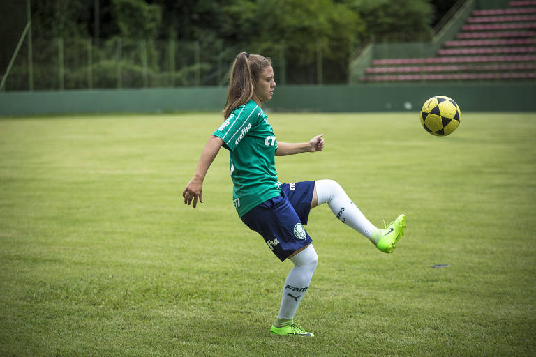 Comunicando-se por Libras, Stefany Krebs recebe boas-vindas do Palmeiras -  Libras Online