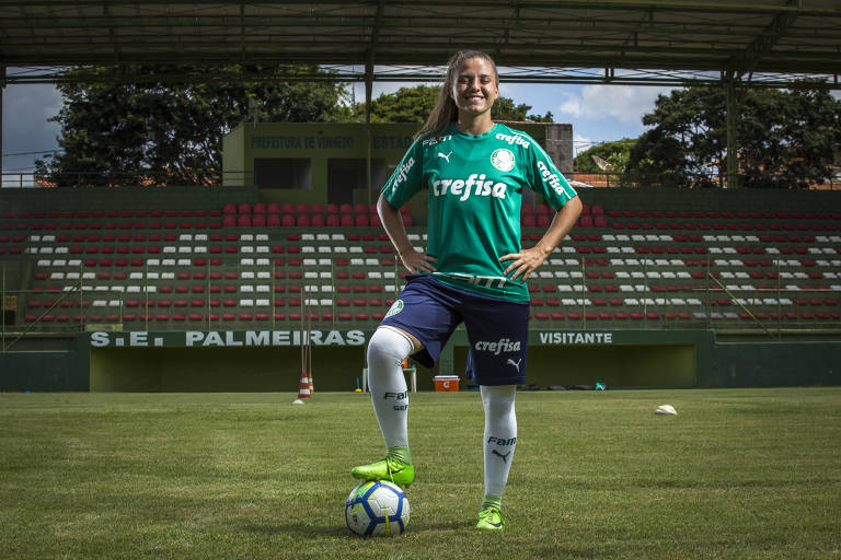 Comunicando-se por Libras, Stefany Krebs recebe boas-vindas do Palmeiras -  Libras Online
