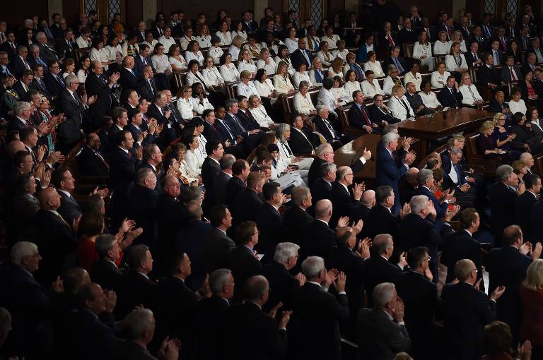 Deputados na Câmara dos EUA durante discurso do Estado da União de Donald Trump, em Washington