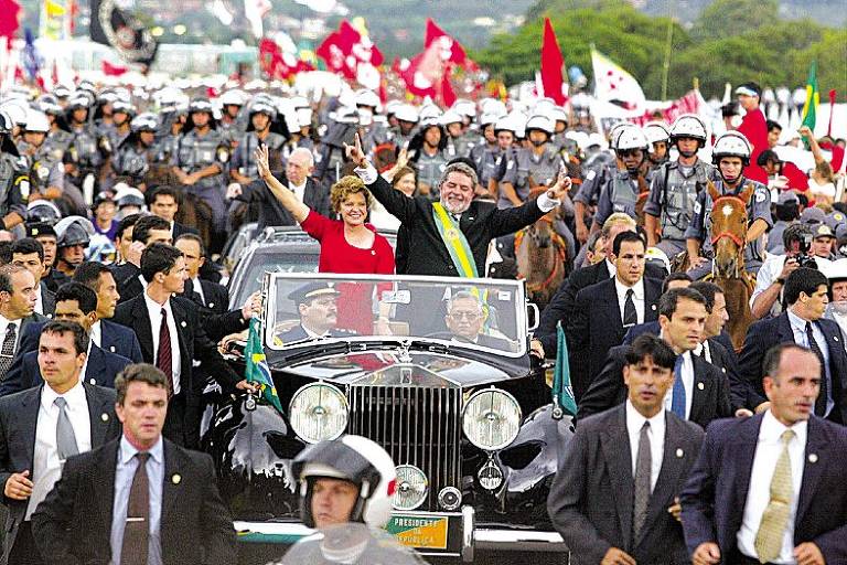 Posse de Lula em 2002. O presidente e a primeira-dama Marisa Letícia acenam para a multidão enquanto atravessam a Esplanada dos Ministérios em um Rolls-Royce, logo após a cerimônia de posse em Brasília