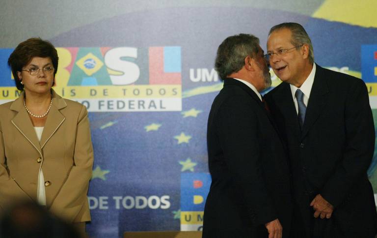 A posse da ministra Dilma Rousseff na Casa Civil. Ela substituiu José Dirceu em meio a denúncias de corrupção que envolviam o ex-ministro