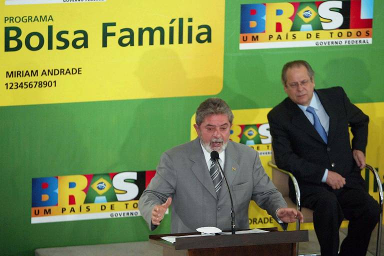 Lula discursa ao lado do então ministro da Casa Civil, José Dirceu, durante solenidade de lançamento do programa de transferência de renda do governo, o Bolsa Família, no Palácio do Planalto, em Brasília