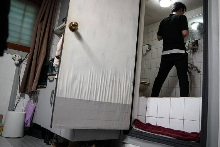 Oh kee-cheol não consegue ficar completamente de pé em seu banheiro