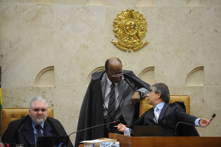 Os ministros Joaquim Barbosa e Carlos Ayres Britto durante o julgamento do mensalão, no STF (Supremo Tribunal Federal)