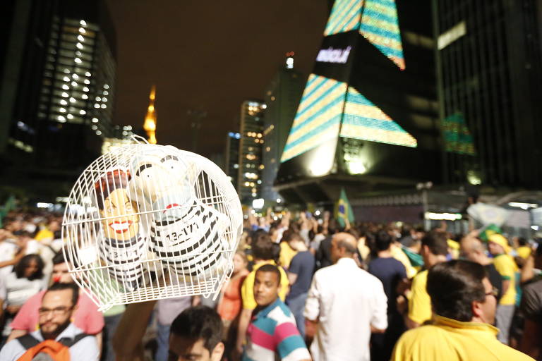 Manifestantes fecham a avenida Paulista em protesto contra a indicação do ex-presidente Lula ao ministério da Casa Civil