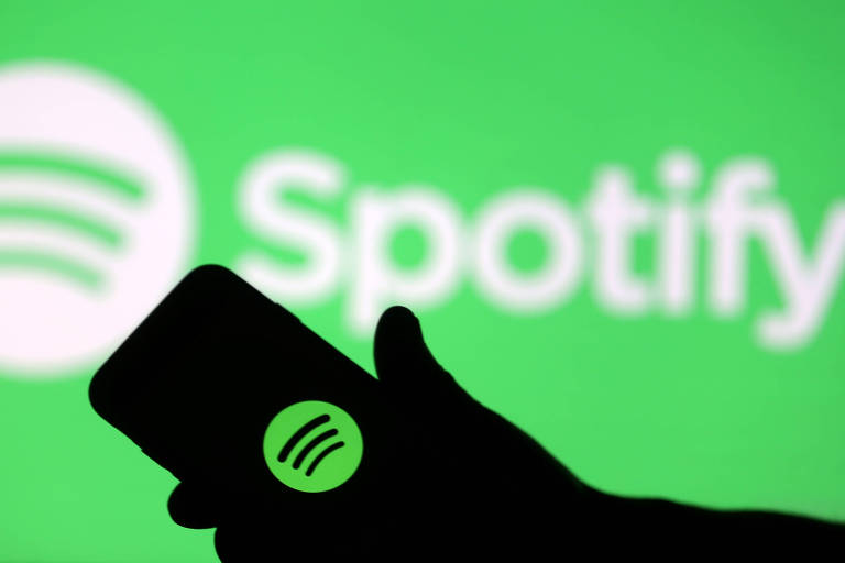Smartphone com logo do aplicativo Spotify; vendas de música gravada nos EUA atingiram US$ 11,1 bilhões em 2019