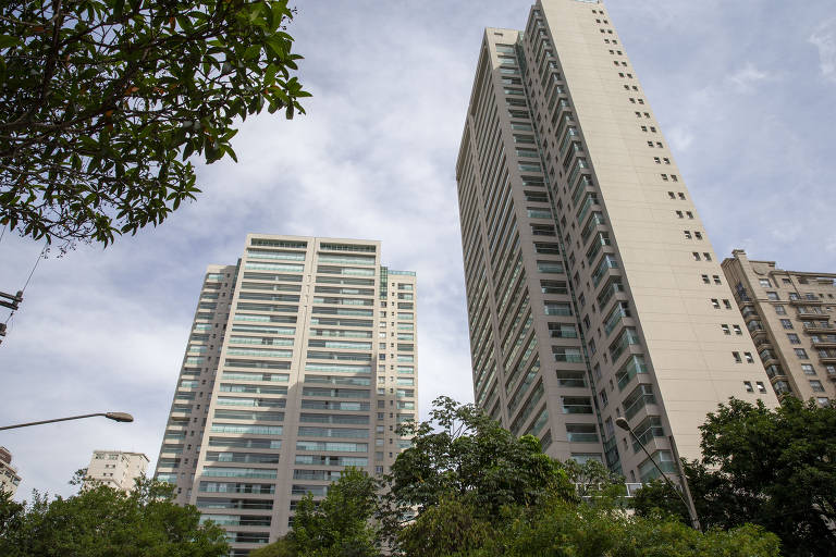 Um apartamento na zona sul de São Paulo é apontado pela equipe da Lava Jato como um dos principais indícios de que Jonas Suassuna usou dinheiro de contratos com a Oi para beneficiar a família de Lula. Comprado por Suassuna em 2009 por R$ 3 milhões, o imóvel foi reformado e mobiliado