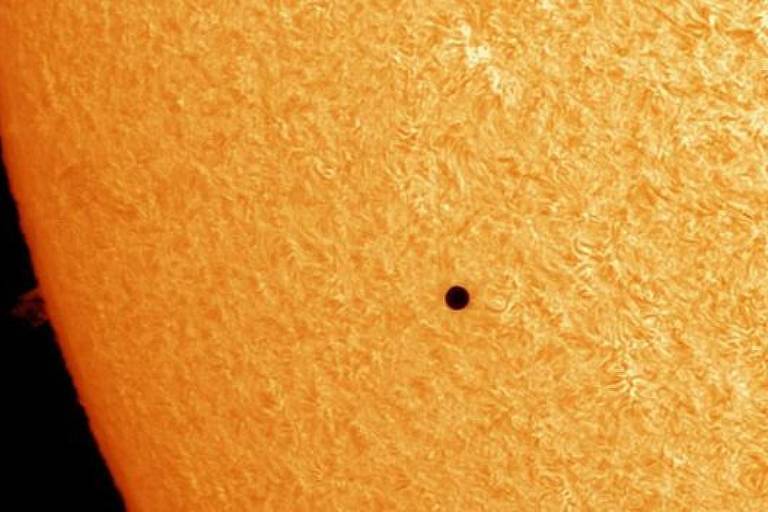 A silhueta de Mercúrio diante do Sol