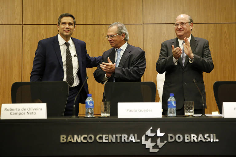 Em março de 1999, quando o regime de metas entrou em vigor, a Selic chegou ao seu máximo histórico, de 45% ao ano. Um ano depois, tinha recuado para 19% ao ano. Em 2009, ficou abaixo de 10% pela primeira vez. Em 2012, chegou a 7,25% ao ano, no governo Dilma Rousseff. No governo Michel Temer, os juros caíram a 6,50% ano. No governo Jair Bolsonaro, voltaram a cair até chegar a mínima histórica de 2%, antes de subir para 13,75%.