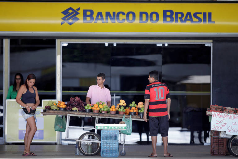 Uma redução da Selic diminui o custo de captação dos bancos, que poderiam emprestar com juros menores. Isso estimula o consumo e também pode favorecer o aumento da inflação.