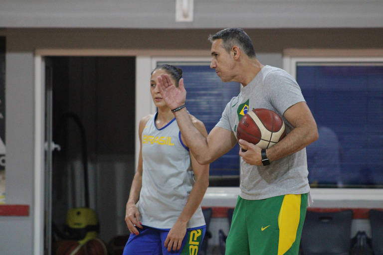 O técnico José Neto orienta a armadora Débora Costa, em treino da seleção feminina de basquete