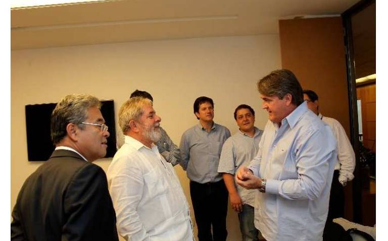 Lula, o filho Fábio Luís (ao fundo, de camisa clara) e o empresário Jonas Suassuna em encontro em 2011