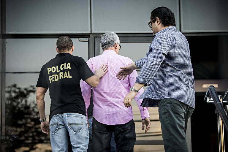 O deputado federal Jose Genoino se apresenta à polícia federal. Genoino foi um dos condenados pelo STF no Mensalão e ficou preso na Papuda, em Brasília