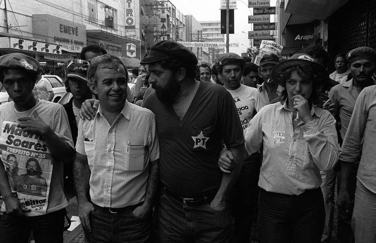 Lula em campanha para o governo de São Paulo. Hélio Bicudo, fundador do PT que mais tarde seria autor do pedido de impeachment de Dilma, saiu como vice. O petista conseguiu quase 11% dos votos