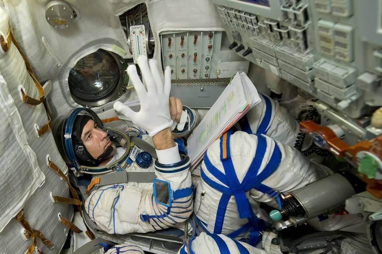 O astronauta italiano Luca Parmitano, que passou o comando da ISS ao cosmonauta Oleg Skrípochka, da Roskomos