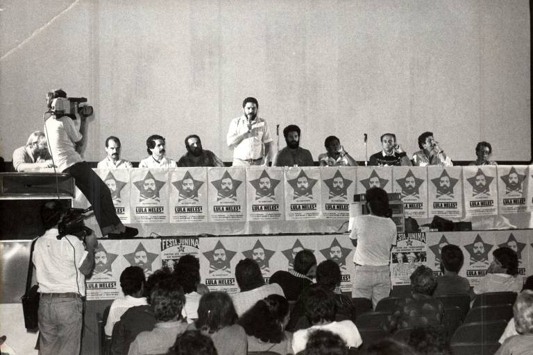 Lula discursa durante lançamento de sua candidatura a deputado federal, em 1986, em São Paulo. Ele seria o deputado mais votado naquele ano