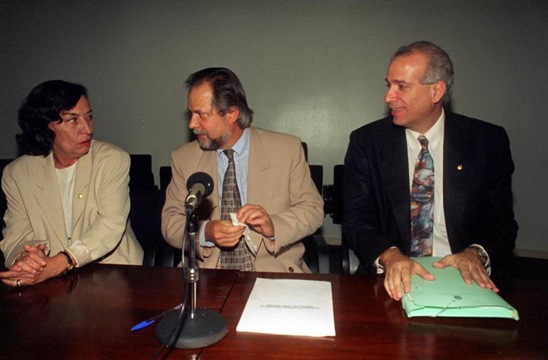 José Dirceu, ao centro, é eleito presidente do partido em 1995, representando a corrente Campo Majoritário, hoje chamada Construindo um Novo Brasil. Na foto, ele e os outros deputados Maria da Conceição Tavares e Celso Daniel lançam o projeto de reforma tributária do PT