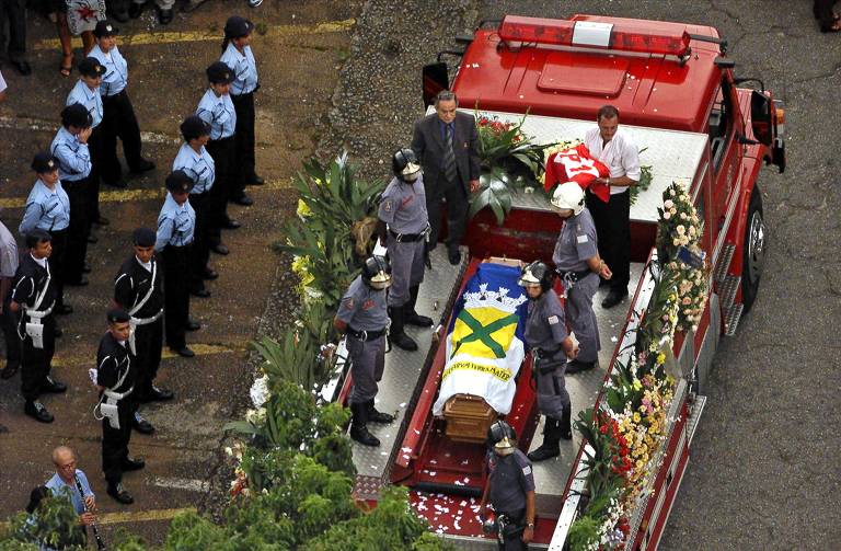 O prefeito de Santo André Celso Daniel, do PT, é assassinado após sequestro. O cortejo e sepultamento foi no Cemitério das Saudade