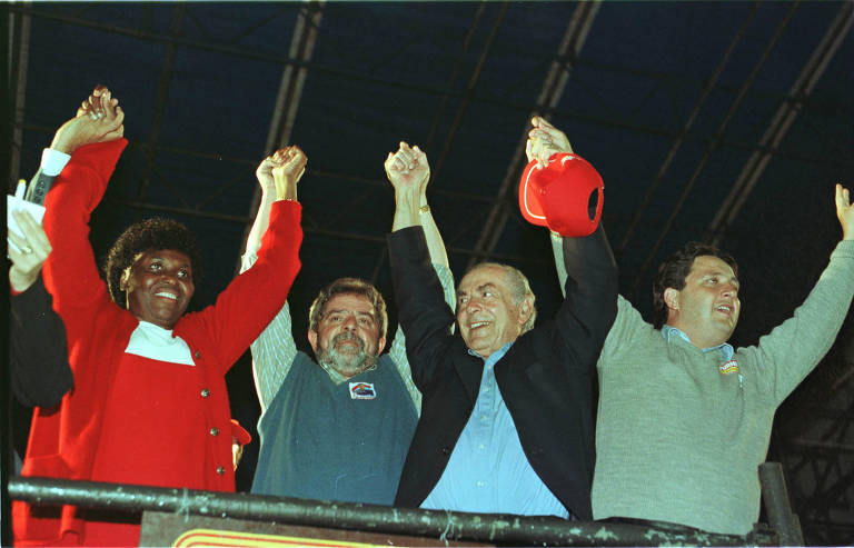 Em comício na Cinelândia, Lula e Leonel Brizola, ao centro, candidatos a presidente e a vice, respectivamente, nas eleições de 1998. Ao lado deles estão a senadora Benedita da Silva e Anthony Garotinho