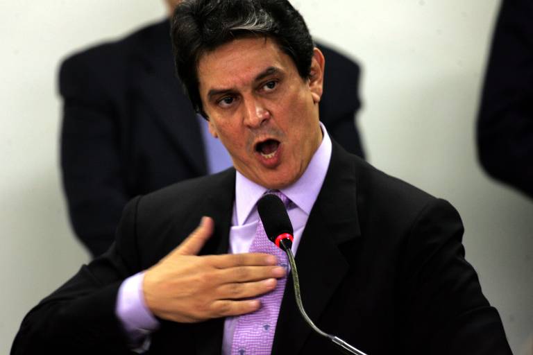 O presidente do PTB, deputado federal Roberto Jefferson (RJ), durante depoimento no Conselho de Ética da Câmara dos Deputados. Ele era investigado por falta de decoro após entrevista para a Folha de S.Paulo em que denunciou pagamento de "mesada" pelo PT a aliados. O caso ficaria conhecido como mensalão
