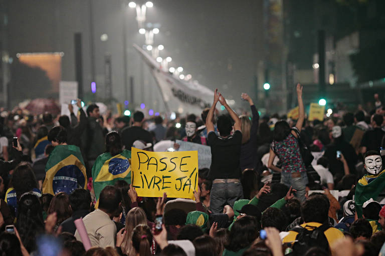 Manifestantes durante ato em comemoração ao anúncio do governo estadual e Prefeitura de baixar a tarifa do ônibus e metrô, na avenida Paulista, em São Paulo