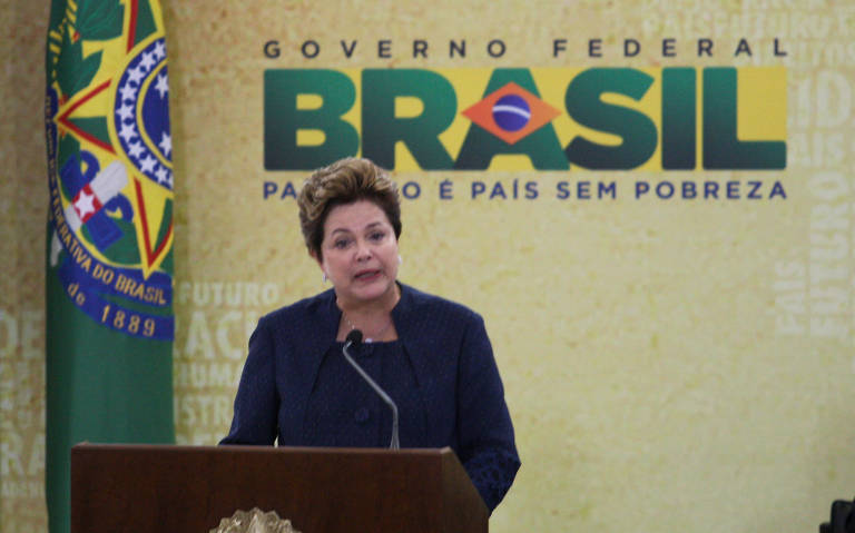 Dilma se emociona no palácio do Planalto durante a cerimônia de instalação da Comissão Nacional da Verdade