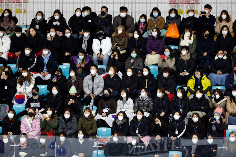 Espectadores usam máscara para se prevenir do coronavírus durante campeonato de patinação artística em Seul, na Coreia do Sul