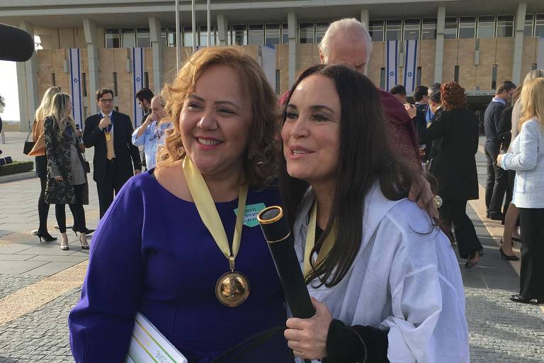 A atriz Regina Duarte e mineira Jane Silva em frente ao Knesset, parlamento de Israel, em 2018