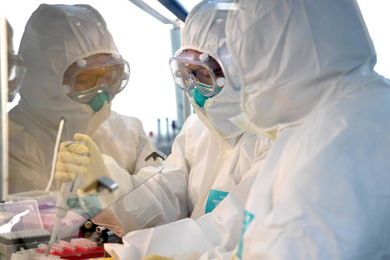 Pesquisadores trabalham em um laboratório do centro de prevenção de doenças, em Nanyang, província de Henan, na China