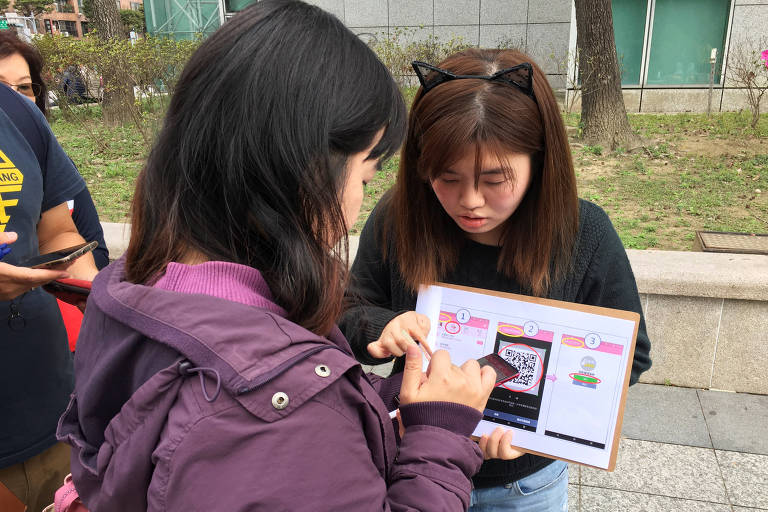 Jovens participam de treinamento sobre como identificar fake news em Taiwan