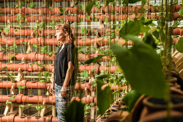 A artista peruana Ximena Garrido-Lecca posa diante da instalação 'Insurgências Botânicas' na exposição individual que abre a 34ª Bienal de São Paulo, no pavilhão da Bienal, no Ibirapuera