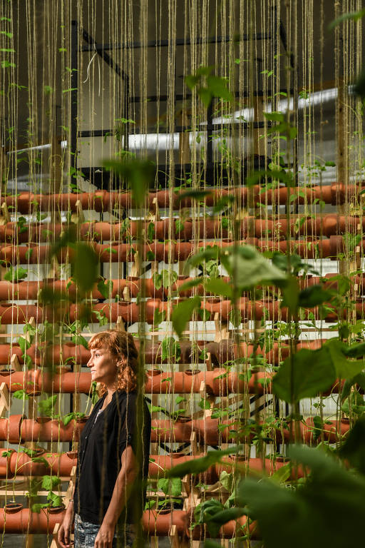 A artista peruana Ximena Garrido-Lecca posa diante da instalação 'Insurgências Botânicas' na exposição individual que abre a 34ª Bienal de São Paulo, no pavilhão da Bienal, no Ibirapuera