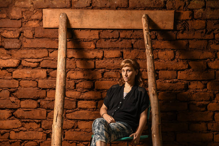 A artista peruana Ximena Garrido-Lecca posa com instalação na exposição individual que abre a 34ª Bienal de São Paulo, no pavilhão da Bienal, no Ibirapuera