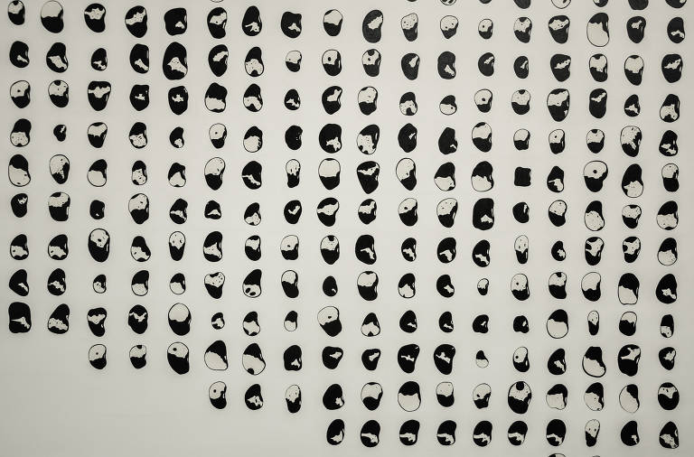 Tradução de um capítulo do livro Extirpação da Idolatria no Peru em favas, parte da instalação 'Insurgências Botânicas', da peruana Ximena Garrido-Lecca, na exposição que abre a 34ª Bienal de São Paulo no pavilhão da Bienal, no parque Ibirapuera