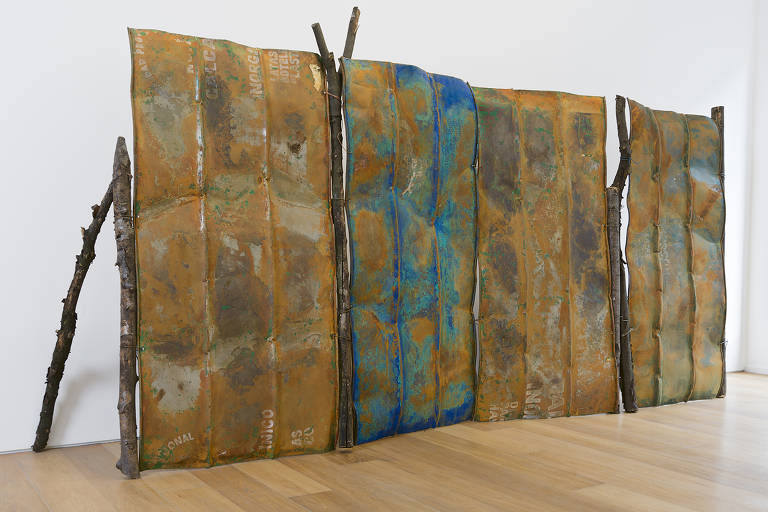 'Planos Cilíndricos', obra de Ximena Garrido-Lecca da série 'Formas Resistentes'; obra integra individual que ela apresenta como parte da 34ª Bienal de São Paulo, no pavilhão da Bienal, no parque Ibirapuera