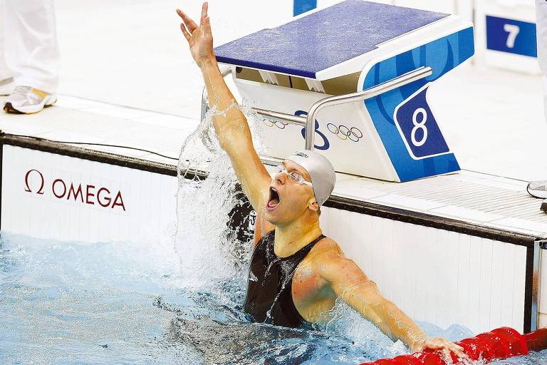 Cesar Cielo festeja ao conquistar a medalha de bronze na prova dos 100 m livre na Olimpíada de Pequim-2008 com seu traje tecnológico