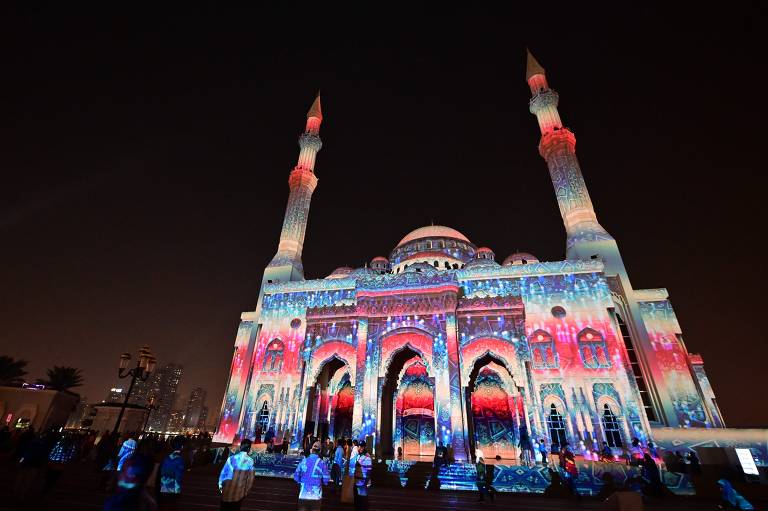 Mesquita Al-Noor fica iluminada durante o 10º festival anual das luzes em Sharjah, nos Emirados Árabes