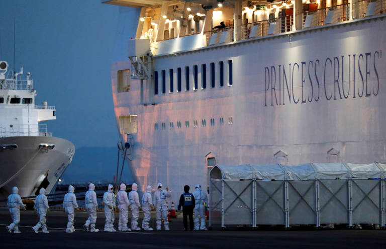 Equipes entram no navio Diamond Princess, onde há dez infectados por coronavírus, no porto de Yokohama, Japão