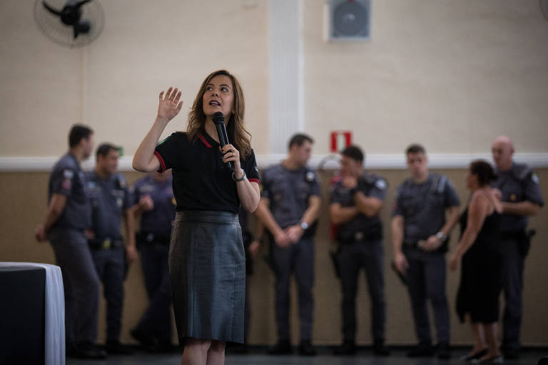 A jornalista Patrícia Lages foi ministrou palestra sobre educação financeia